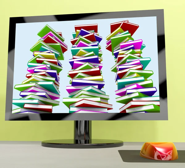 Tres pilas de libros en la computadora muestra el aprendizaje en línea — Foto de Stock