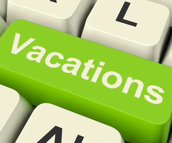 Llave de la computadora de las vacaciones para reservar y encontrar vacaciones en línea — Foto de Stock