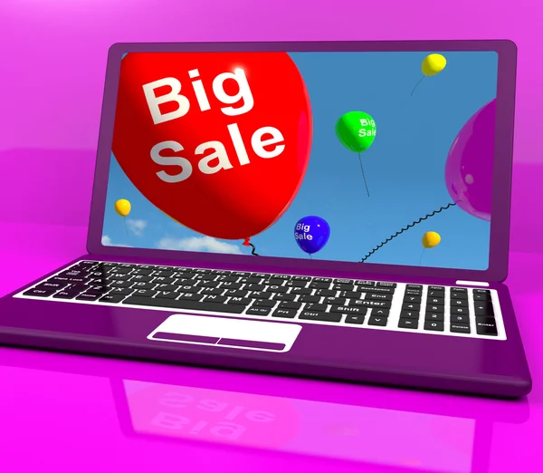 Big Sale ballon sur ordinateur portable montre des réductions en ligne — Photo