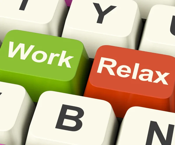 Práce relaxovat klíče ukazující rozhodnutí dát pauzu nebo zahájení důchodu — Stock fotografie