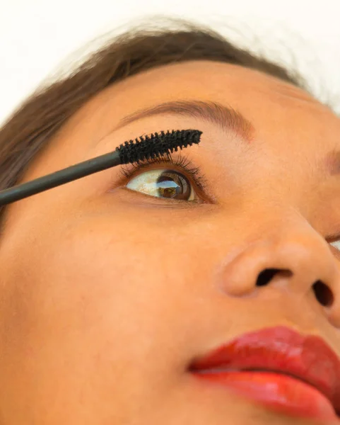 Girl Applying Mascara On Her Eyelashes Uses Cosmetics — Stock Photo, Image