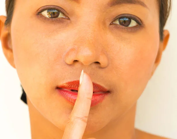 Schweigefinger zeigt Verschwiegenheit und Klatsch — Stockfoto