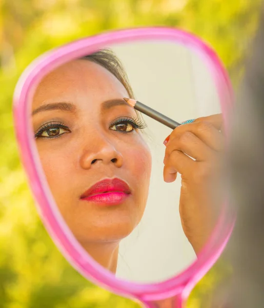 La aplicación de maquillaje de cejas en el espejo muestra cosméticos —  Fotos de Stock