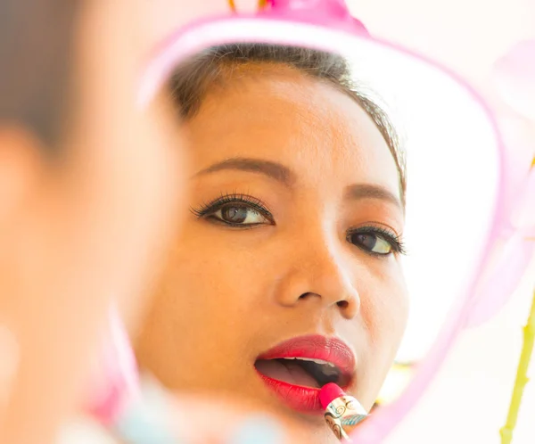 Spiegel-Lippenstift-Anwendung zeigt Schönheit und hübsch — Stockfoto