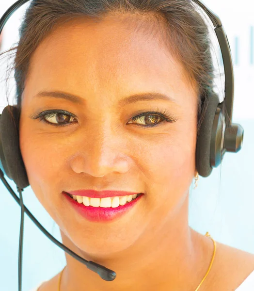 Sorrindo Helpdesk Operador mostra Call Center Assistência — Fotografia de Stock