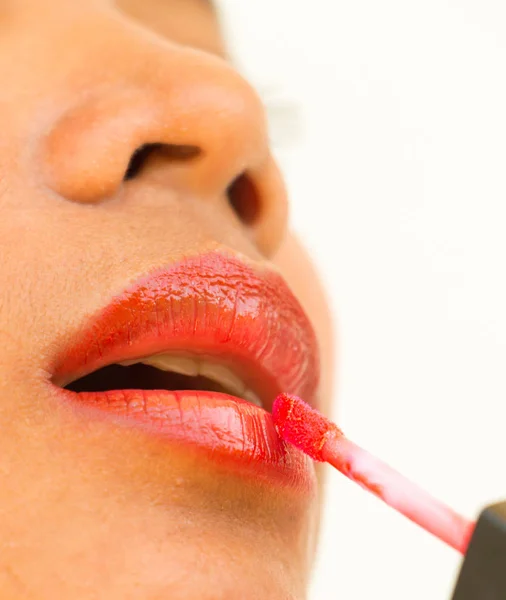 Brillo de labios en los labios para hacer asiático chica hermosa — Foto de Stock