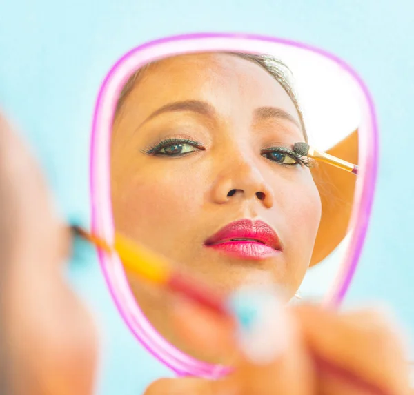 Eyeshadow Eye Mirror Applying Shows Eyes Makeup — Stock Photo, Image