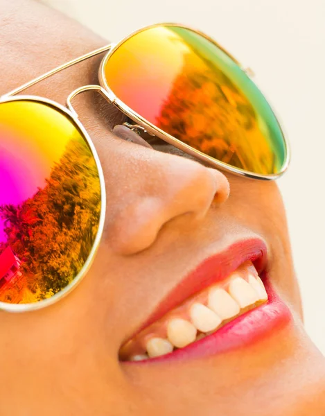 행복 한 선글라스 여자 여름에 여자를 보여줍니다. — 스톡 사진