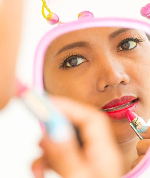 Lippenstift In spiegel toont schoonheid en make-up — Stockfoto