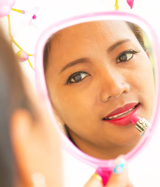 Toepassing van lippenstift In spiegel toont schoonheid en make-up — Stockfoto