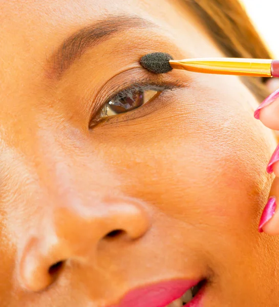 Sombra de ojos cepillo de ojos aplicación muestra ojos cosméticos — Foto de Stock