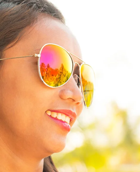 Solglasögon ung kvinna visar mode i sommar — Stockfoto