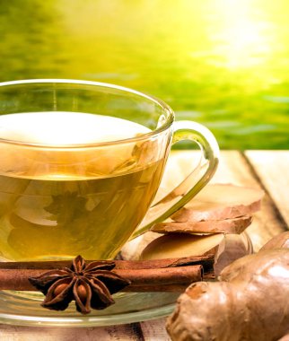 Dış çay fincanı ve içecekler verandada çay gösterir 