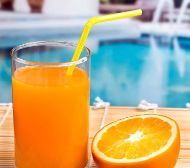 İçki havuzu tarafından taze sıkılmış portakal ve içecek anlamına gelir 