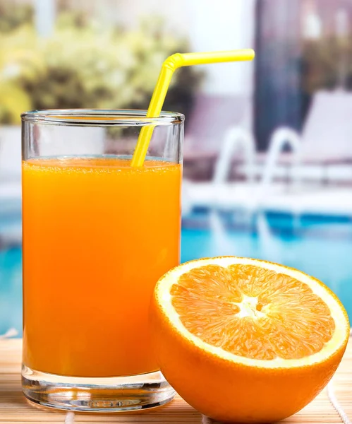 Orange fraîchement pressé indique boisson de piscine et biologique — Photo