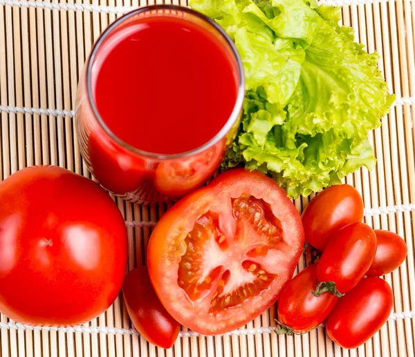 Jus de légumes de tomate signifie rafraîchissement rafraîchissant et boisson — Photo