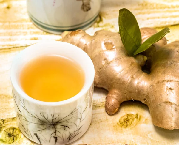 Thé au gingembre japonais signifie rafraîchir les produits biologiques et les tasses à thé — Photo