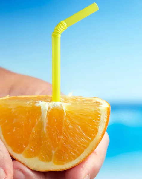 新鮮なオレンジ ジュースは柑橘系の果物や飲料を表します — ストック写真