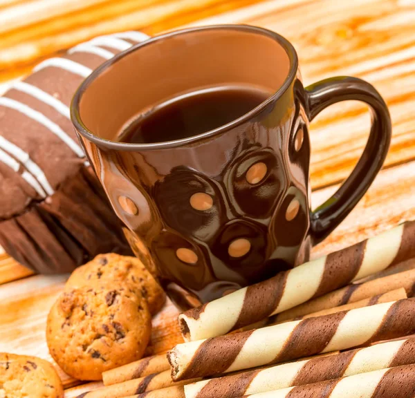 Kafeinsiz çerezleri ve içecek kahve molası bisküvi gösterir — Stok fotoğraf