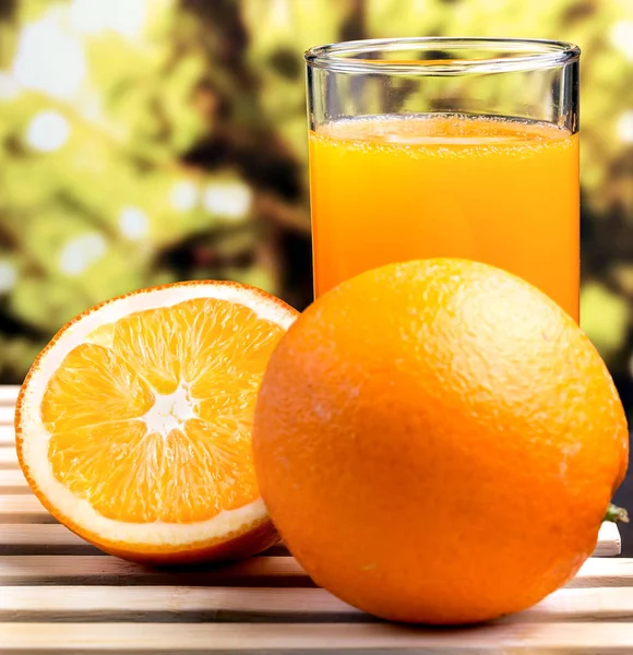 Świeżo wyciśnięty sok pokazuje zdrowy napój pomarańczowy i owocowy — Zdjęcie stockowe