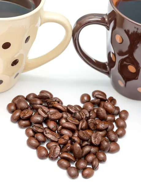 Sıcak bir içecek ve taze kahve çekirdekleri sevgi gösterir — Stok fotoğraf