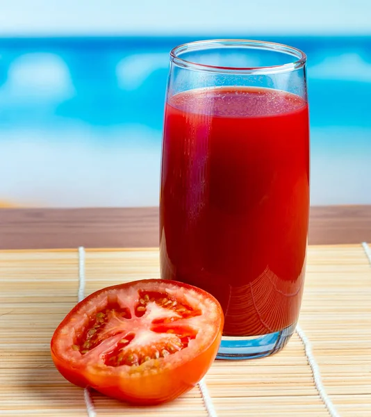 Juicy jus de tomate montre la côte et la côte assoiffées — Photo