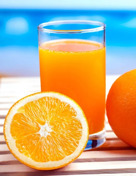 Le jus d'orange frais représente les agrumes et les boissons — Photo