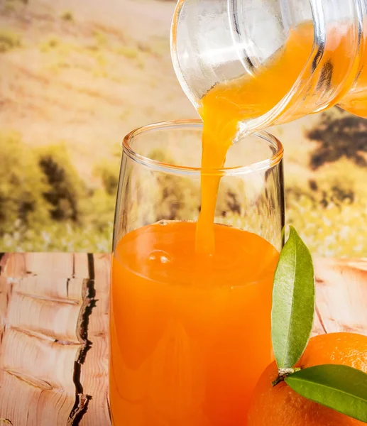 Verser du jus d'orange signifie manger sainement et boire — Photo