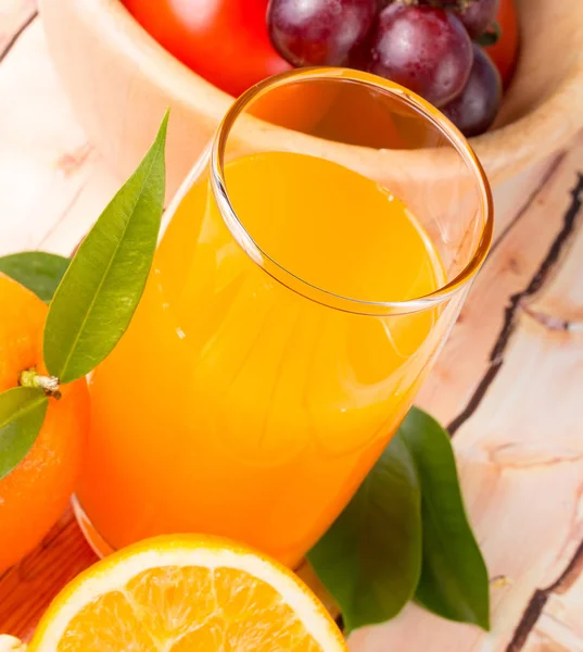 Les boissons au jus d'orange montrent les fruits tropicaux et les boissons — Photo