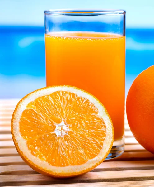 Jus d'orange pressé montre soif tropical et oranges — Photo