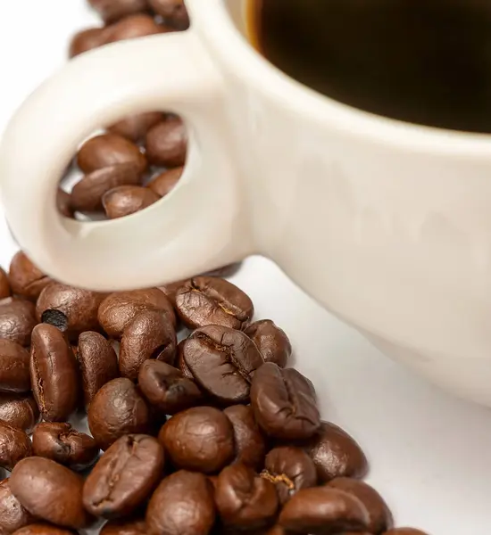 Kahve çekirdekleri gösterir sıcak içecek ve ara — Stok fotoğraf