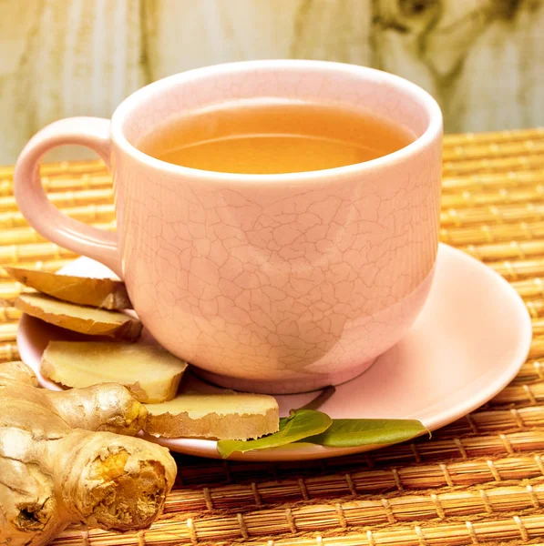 Le thé au gingembre en plein air rafraîchit les produits biologiques et les boissons — Photo