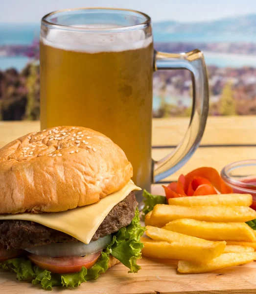 Hamburger bier maaltijd middelen alcoholisme Alcohol en rundvlees — Stockfoto