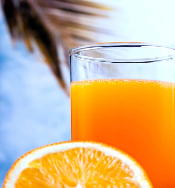 Le jus d'orange frais représente les agrumes et les boissons — Photo