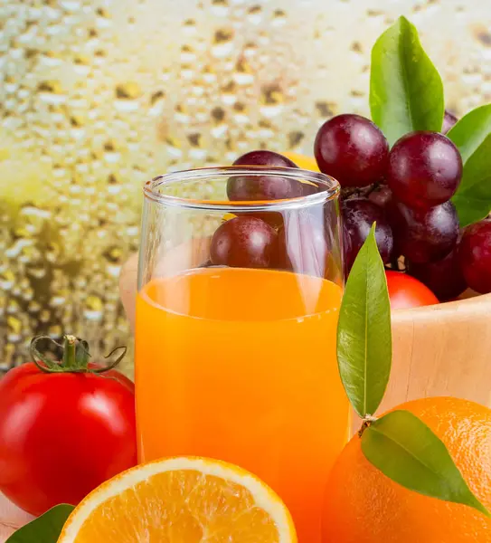 Le jus d'orange frais indique une alimentation saine et juteuse — Photo