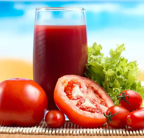 Rafraîchissant jus de tomate montre boisson potable et boisson — Photo