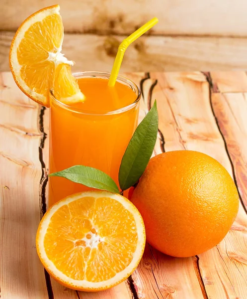 Апельсиновый сок показывает цитрусовые фрукты и напитки — стоковое фото