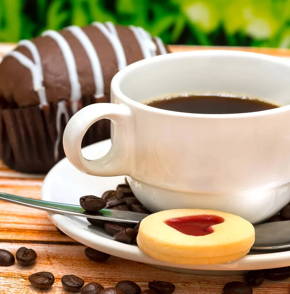 Kalp kahve kurabiye anlamına gelir kraker kurabiye ve bisküvi — Stok fotoğraf