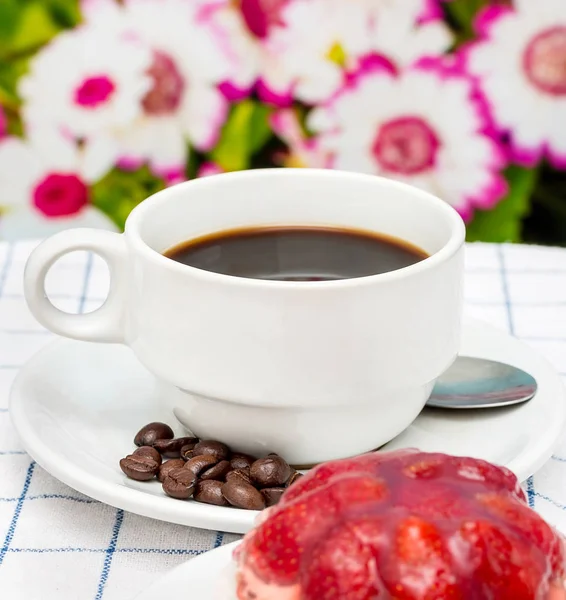 Caffè e deserto significa crostata di fragole e torta al forno — Foto Stock