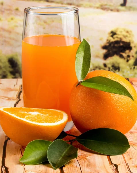 신선한 오렌지 주스 표시 열 대 과일과 오렌지 — 스톡 사진