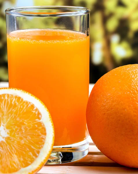 Le jus d'orange pressé représente les fruits tropicaux et naturels — Photo