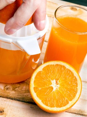 Portakal suyu taze tropikal meyve ve yenileme gösterir 