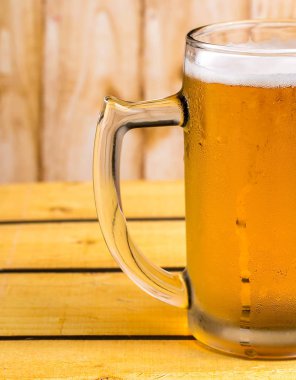 Bira ferahlatıcı serin gösterir bira Ales ve bira bardağı