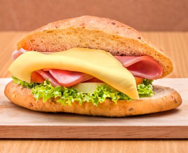 Jambon peynir rulo temsil eden ekmek süt ve lezzetli 