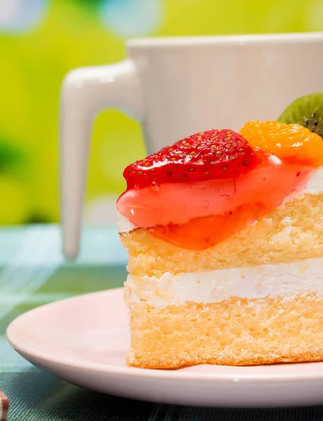 Torta kávé mutatja szeletelt étvágygerjesztő és Cafe — Stock Fotó