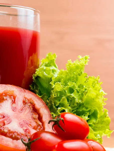 Il succo di pomodoro di vetro mostra il rinfresco e la bevanda assetati — Foto Stock