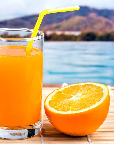 Le jus d'orange pressé indique une alimentation saine et fraîche — Photo
