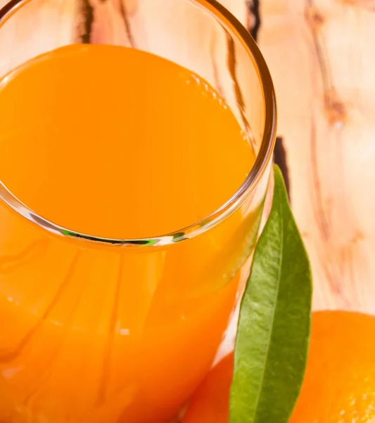 新鲜橙汁显示热带水果和柑橘 — 图库照片
