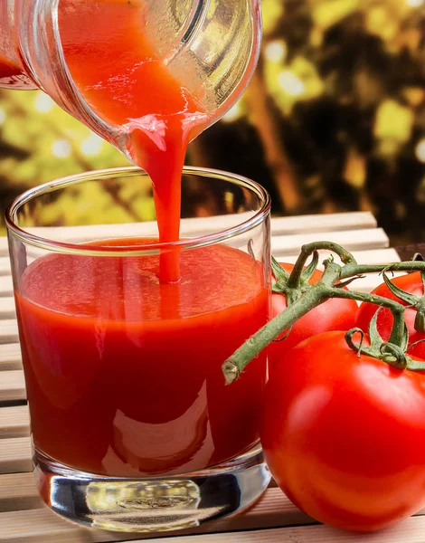 Le jus et la tomate représentent une boisson rafraîchissante et rafraîchissante — Photo