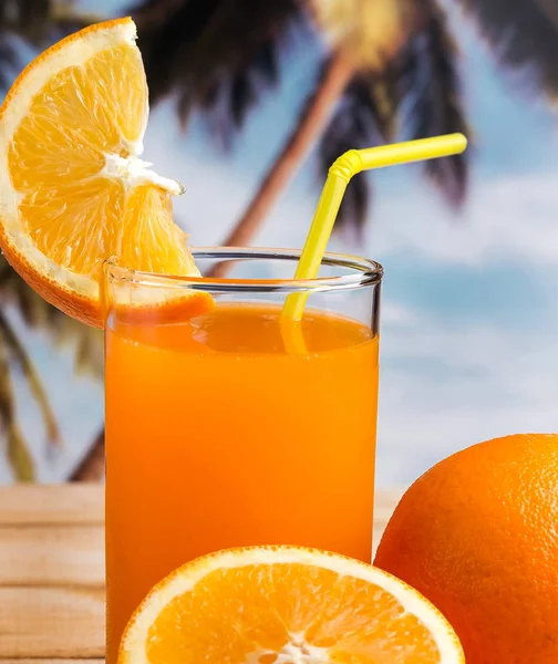 Geperst sinaasappelsap toont citrusvruchten en drank — Stockfoto